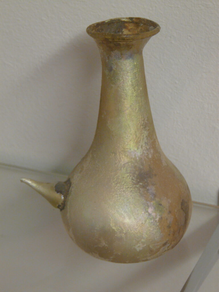 guttus ou biberon en verre, nécropole du Pech, Minerve (II/IVe s )