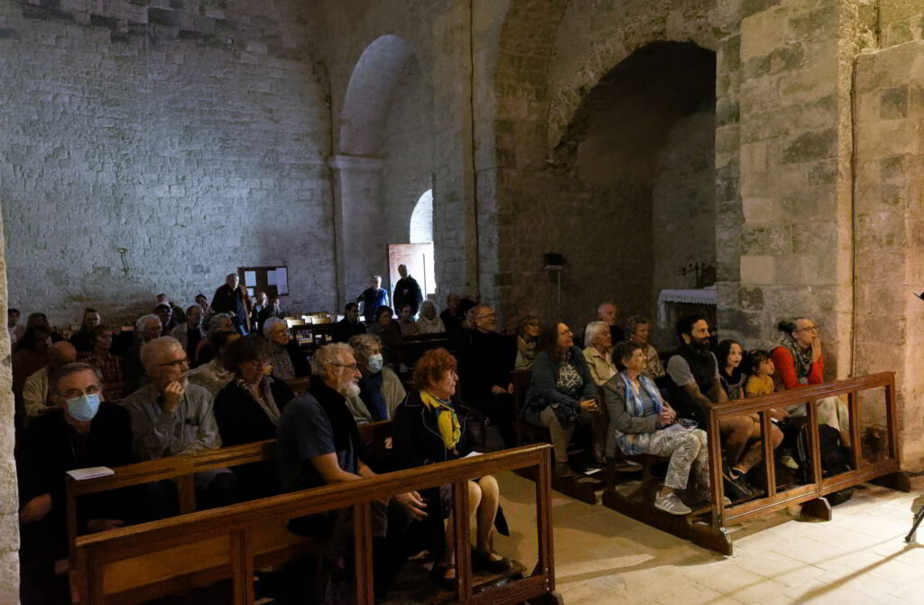 Public du concert du Duo Tircis à Minerve
